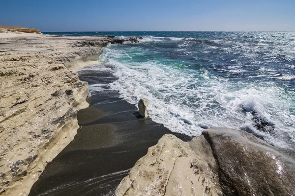 Ciprus mar cuevas costa escena — Foto de Stock