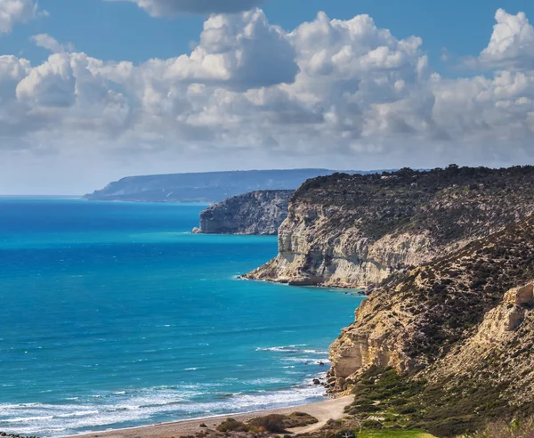 Smaragdové moře pobřeží scéna, Kypr — Stock fotografie