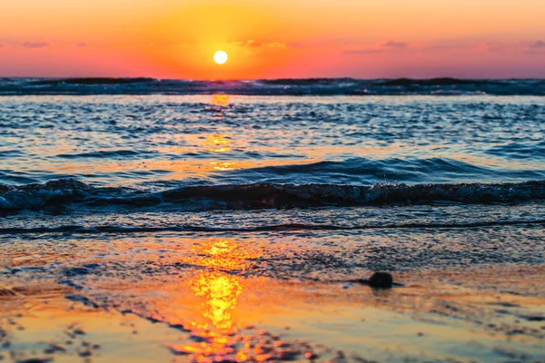 Tiché moře pobřeží na ranní — Stock fotografie