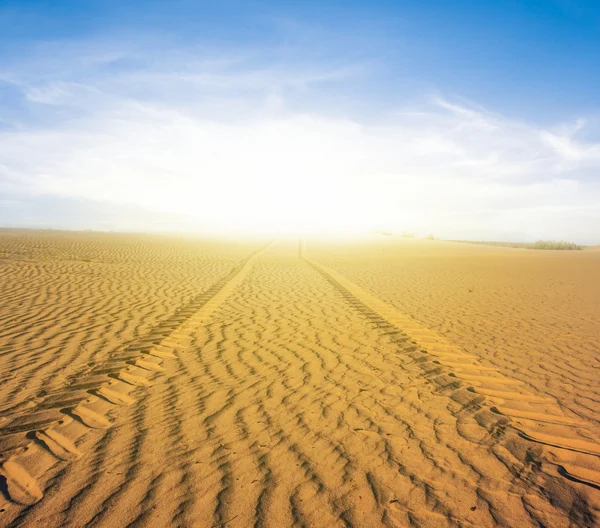 Deserto arenoso quente ao pôr do sol — Fotografia de Stock