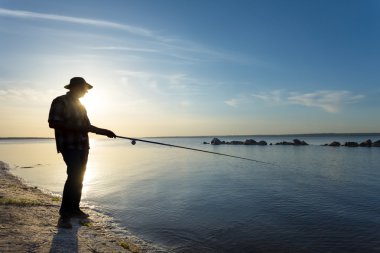 Fisher siluet akşam Nehri üzerinde