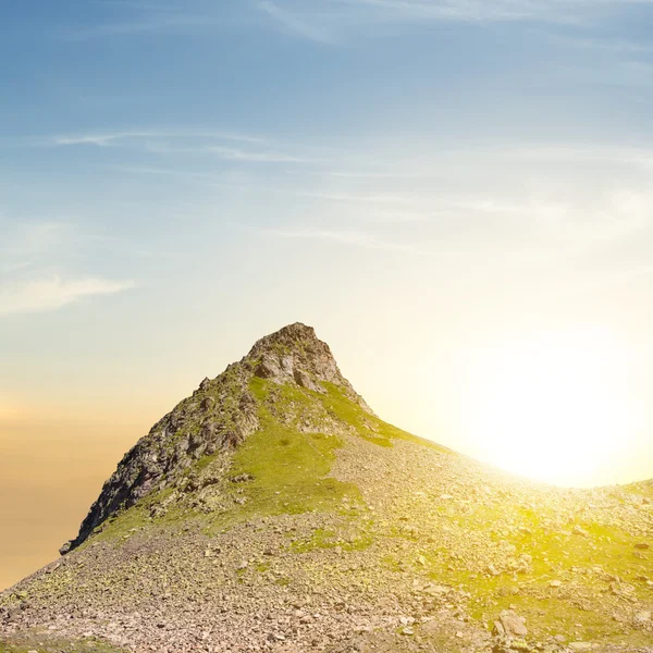 Monte o pico no nascer do sol — Fotografia de Stock