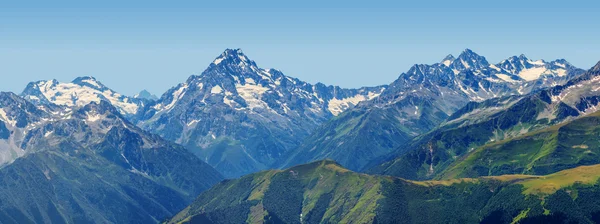 Panorama de montagne verte caucasienne — Photo