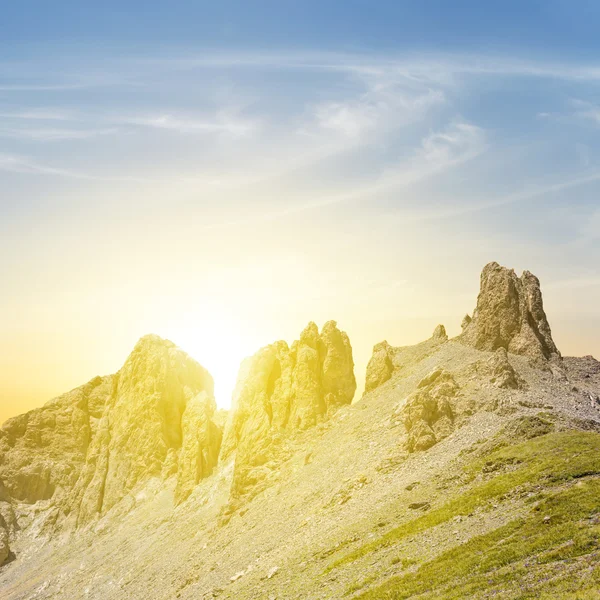 Bergrug in een stralen van avondzon — Stockfoto