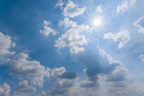 Mooie blauwe bewolkte hemelachtergrond — Stockfoto