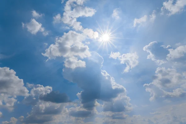 Rayons du soleil scintillants poussent à travers un nuage bleu — Photo