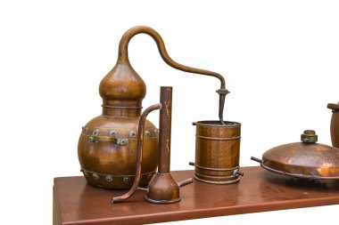 Beyaz bir arka plan üzerinde eski stilize bakır distiller