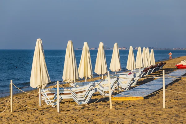 Playa de verano con sombrilla de verano — Foto de Stock