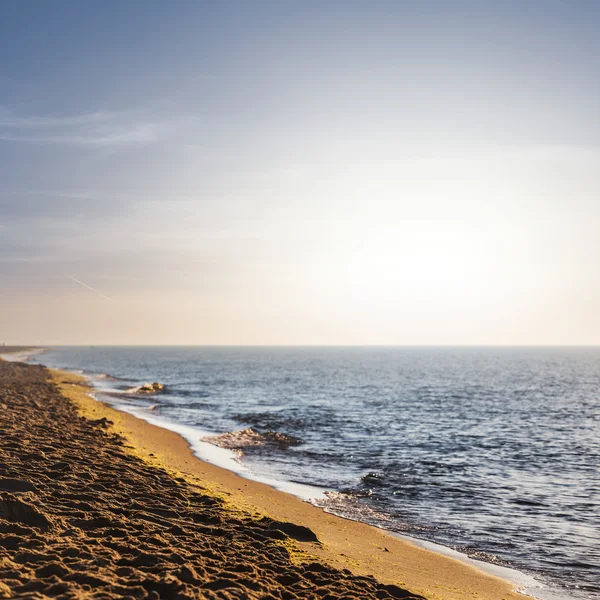 Belle plage de sable fin de la mer au petit matin — Photo