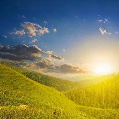Yeşil dağ Vadisi üzerinde sessiz sunset