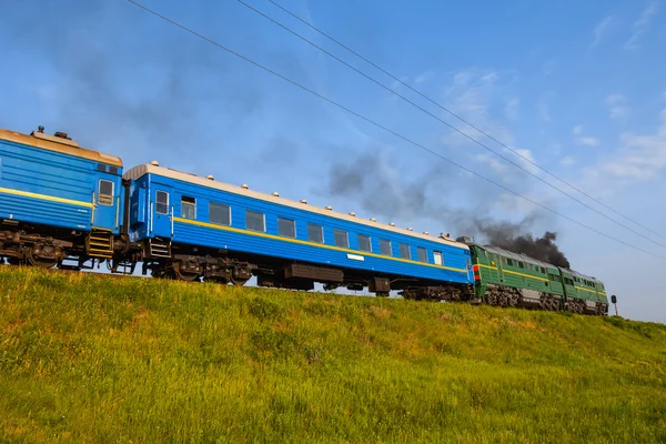 Blauwe trein lopen op een heuvel — Stockfoto