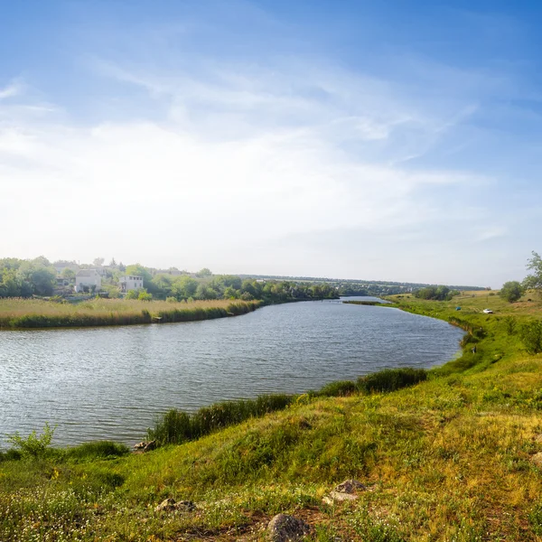 静かな夏の川の風景 — ストック写真