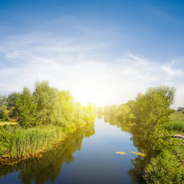 Rustige blauwe rivierlandschap — Stockfoto