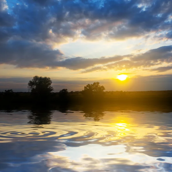 Pôr do sol dramático refletido em um lago — Fotografia de Stock