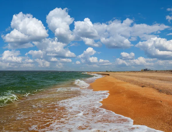 Krásné teplé letní sea beach scéna — Stock fotografie