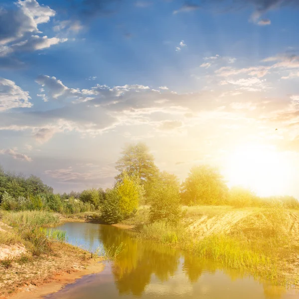 Coucher de soleil sur un petit lac de prairie — Photo