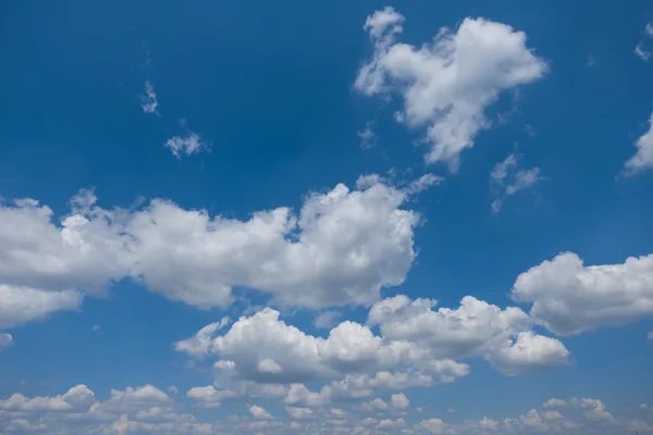 Blauwe bewolkte lucht achtergrond — Stockfoto