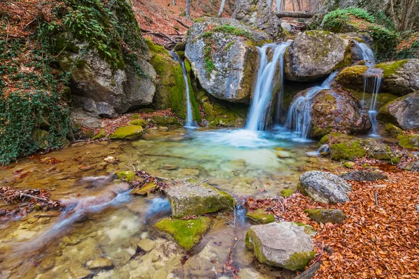 Осінній гірський каньйон, маленька річка — стокове фото