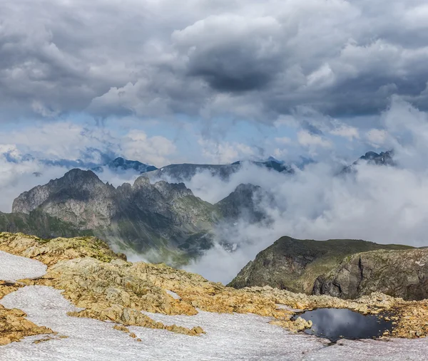 山高原の密な雲に — ストック写真
