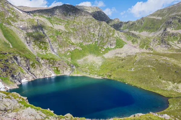 Emerald berg lake scène — Stockfoto