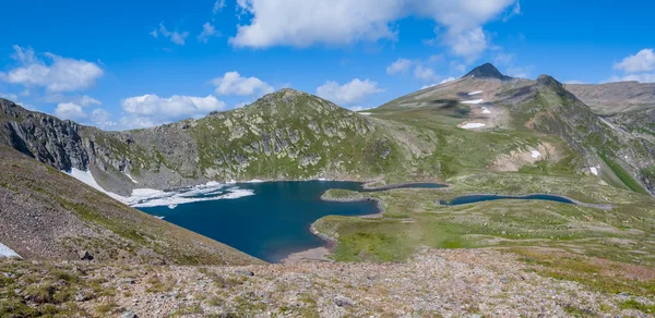 Smaragdové hory jezerní panoráma — Stock fotografie