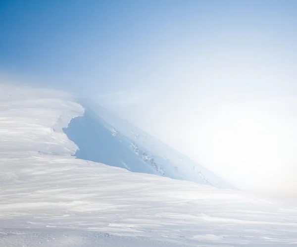 Красивый зимний горный хребет в снегу — стоковое фото