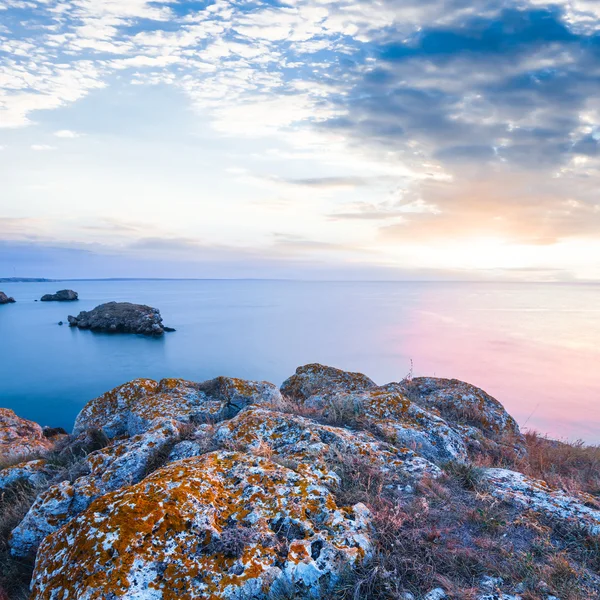 Ранним утром сцена на берегу моря — стоковое фото
