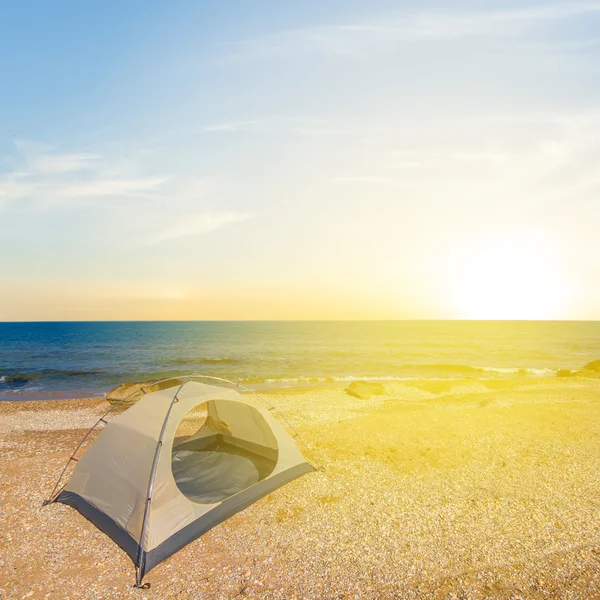 Gün batımında deniz kıyısındaki turistik kampı — Stok fotoğraf