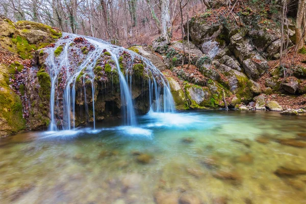 Primo piano cascata blu su un fiume di montagna — Foto Stock