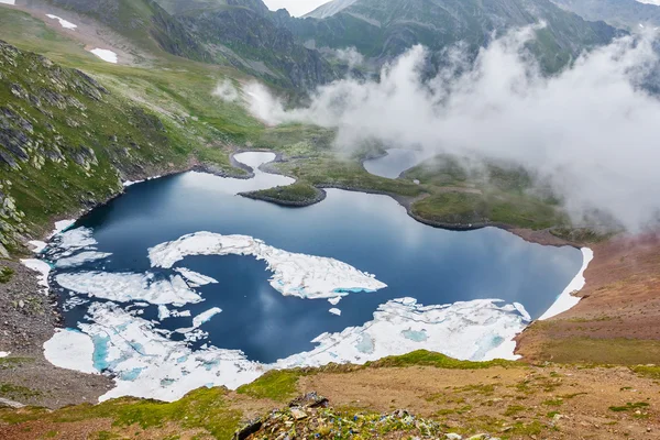 Horské údolí jezero v mraky — Stock fotografie