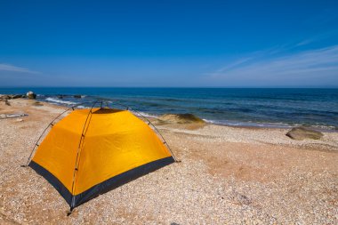 deniz kıyısındaki turistik kampı