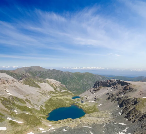 Piccola scena lago di montagna — Foto Stock