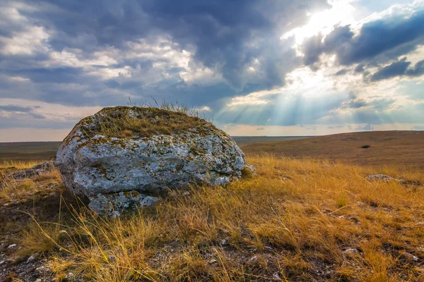 Огромный камень лежит среди прерий — стоковое фото