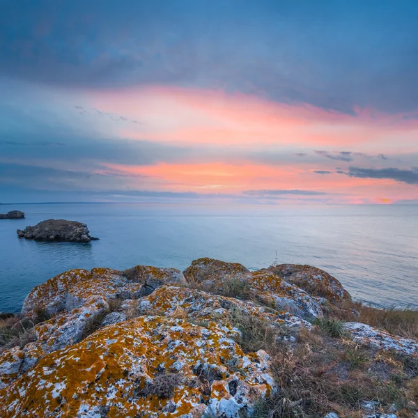 Quiet sea rocky coast before a dawn — Stock Photo, Image