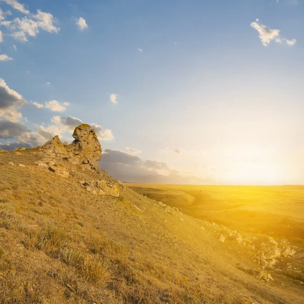 Solnedgång över en torr höst hills — Stockfoto