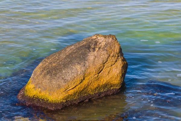 Νησί βράχου σε μια σμαραγδένια θάλασσα — Φωτογραφία Αρχείου