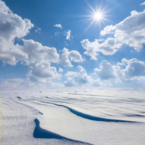 Снежная зимняя равнина под ясным небом — стоковое фото