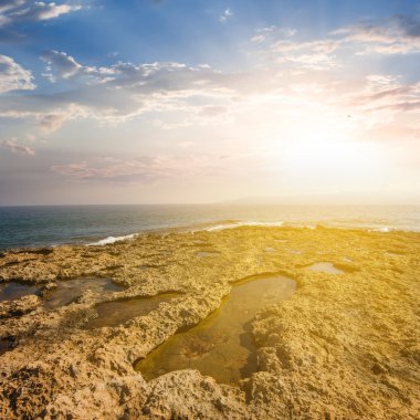 gün batımında kayalık deniz kıyısı