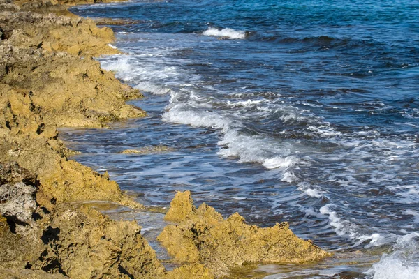Primer plano costa del mar rocoso — Foto de Stock