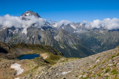 dağ zincirleri ve küçük yeşil göl