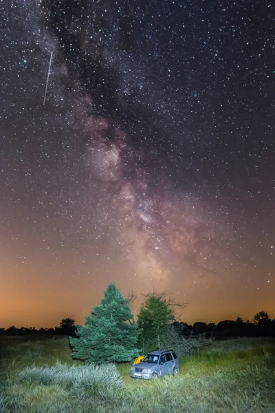 Voiture dans une prairie nocturne — Photo