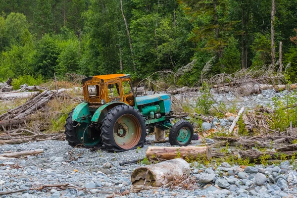 Stary traktor złamane w wodzie — Zdjęcie stockowe
