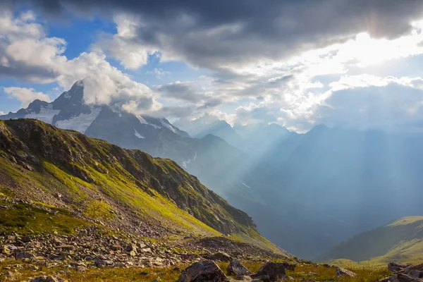 Verde paesaggio valle di montagna — Foto Stock