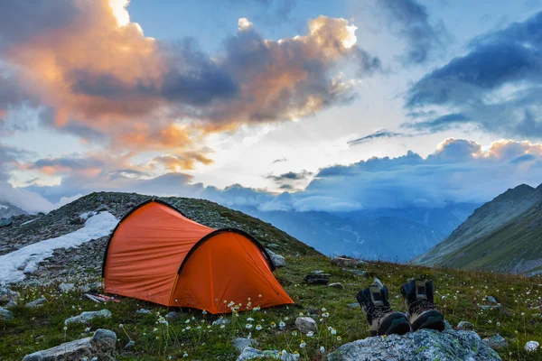 Туристичний табір в горах — стокове фото