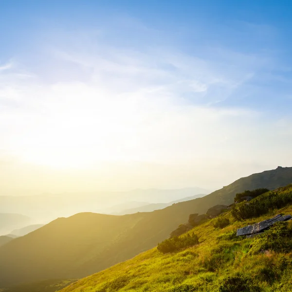 Sunrise over a green mountain valley — Stock Photo, Image