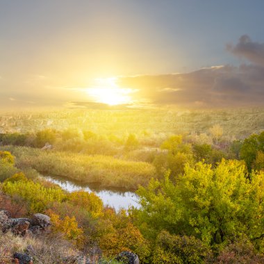 Bir dağ Kanyon üzerinden günbatımı