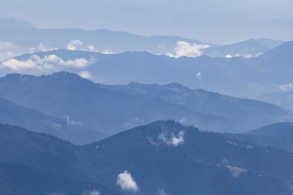 Montagne blu in una nebbia — Foto Stock