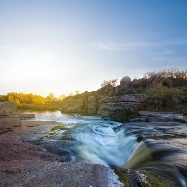 Rio cânion de montanha ao pôr do sol — Fotografia de Stock