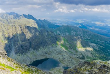 Yeşil dağ Vadisi ile küçük bir göl 