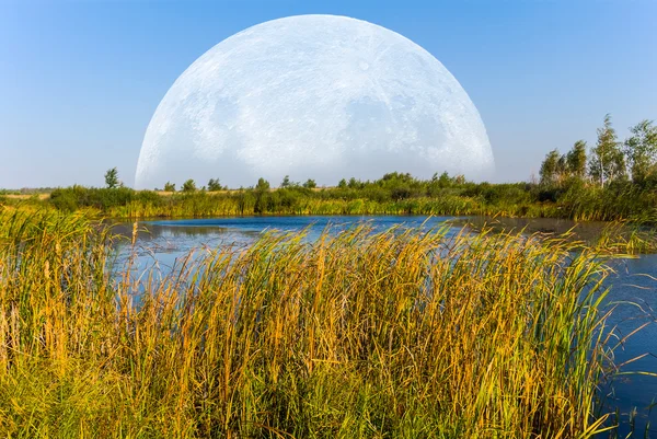 Énorme lune au-dessus d'un lac d'été — Photo